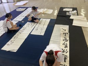 練習している女子生徒３人